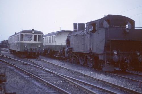 MThB Dieseltriebwagen und Dampflokomotive